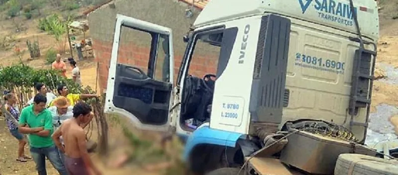 TRAGÉDIA: Motorista decepa o braço ao perder o controle da carreta no sul da Bahia