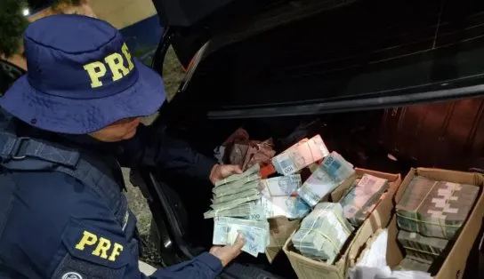 Mais de R$ 2,5 milhões em 'dinheiro vivo' são apreendidos no porta-malas de carro