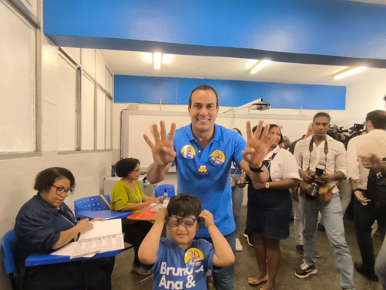 Bruno Reis vota no Itaigara e se diz confiante com a reeleição à Prefeitura de Salvador