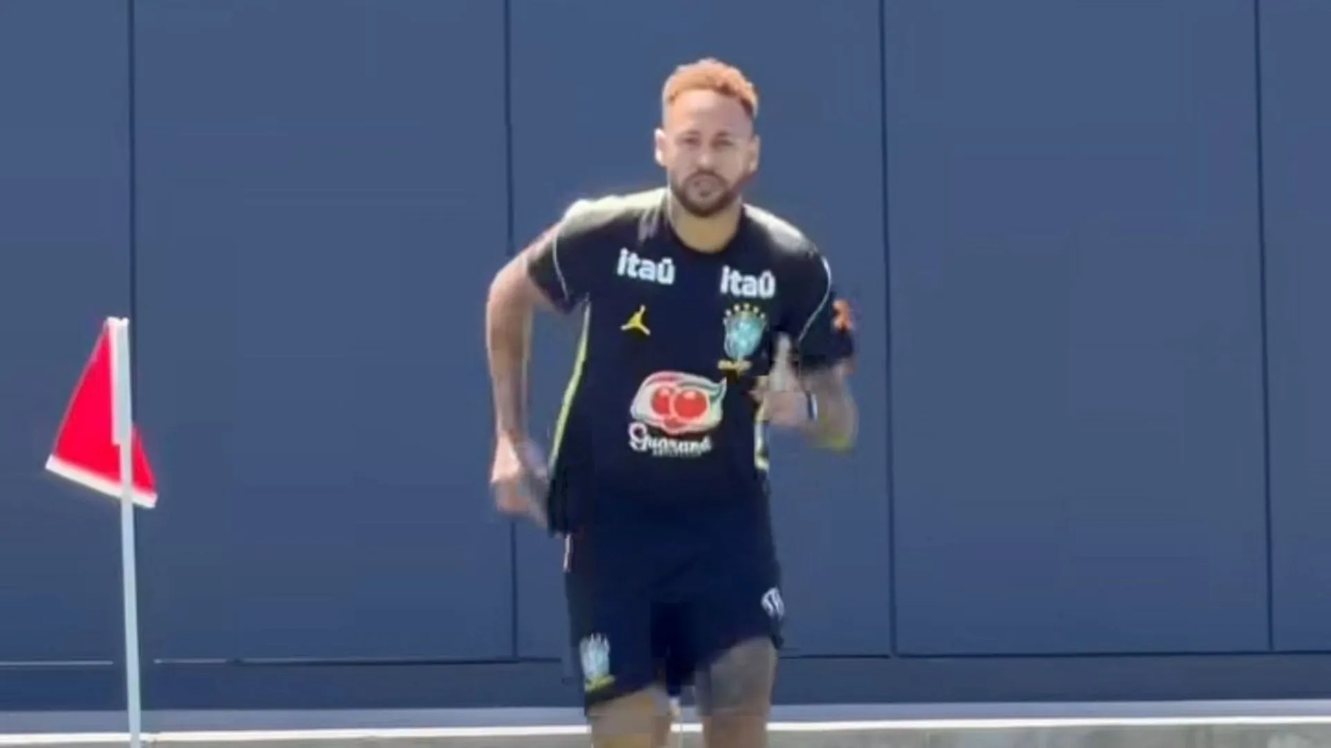 Neymar volta ao campo, mas segue como dúvida para próximo jogo do Brasil