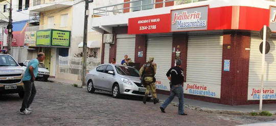 Gerente de joalheria é feita refém por assaltantes em Riachão do Jacuípe
