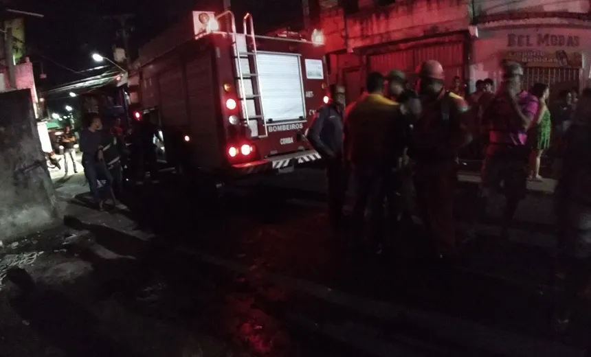 Oficina pega fogo e três carros ficam totalmente destruídos em Camaçari; veja vídeo
