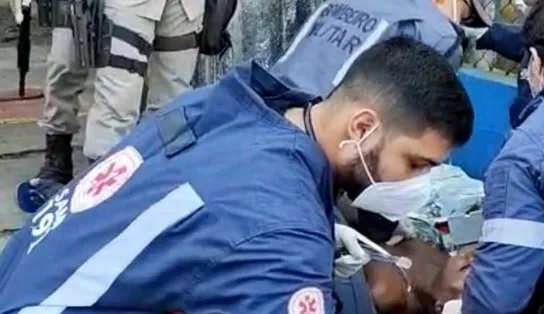 Homem tem parada cardiorrespiratória dentro de ônibus e sobrevive após procedimento de ressuscitação