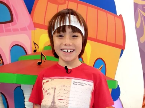 Matheus Ueta mostra seu boletim da escola