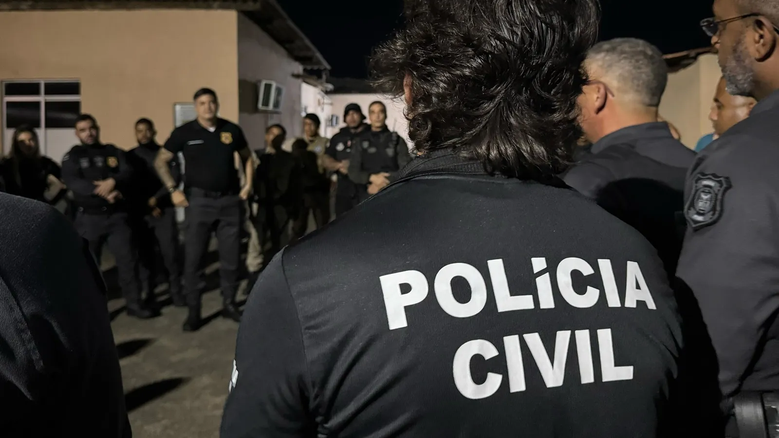Operação em penitenciária busca envolvidos em incêndios no Lobato