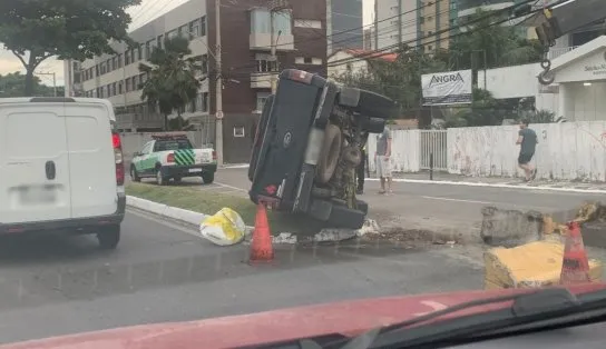 Caminhonete capota na Pituba e colisão entre dois carros deixa um ferido no Largo de Roma, em Salvador