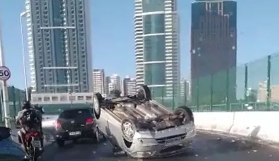 Motorista perde controle da direção e carro capota no viaduto Nelson Dahia; trânsito ficou prejudicado