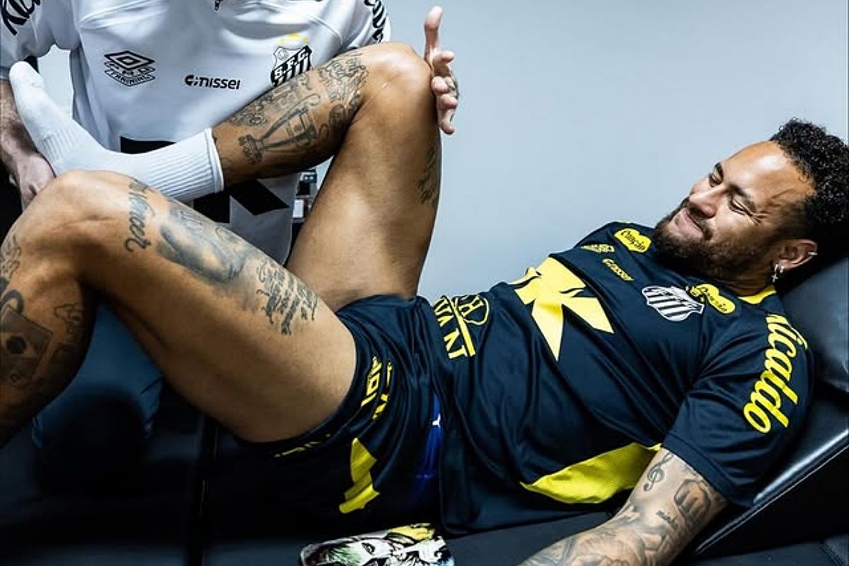 Essa é mais uma lesão de Neymar no Santos e o jogador pode não atuar mais em 2025. Foto: Redes Sociais