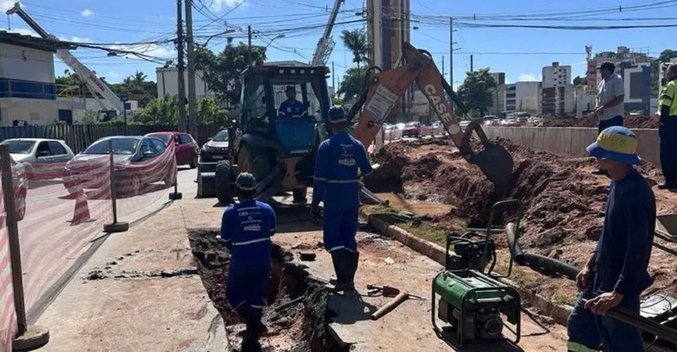 Obra do BRT atinge novamente rede de distribuição de água na região do Lucaia, segundo Embasa