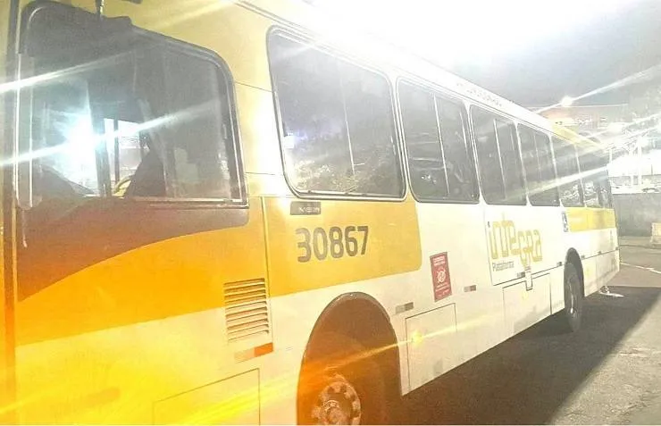 Homem é preso por PMs após furtar ônibus e tentar conduzir veículo para desmanche em Salvador