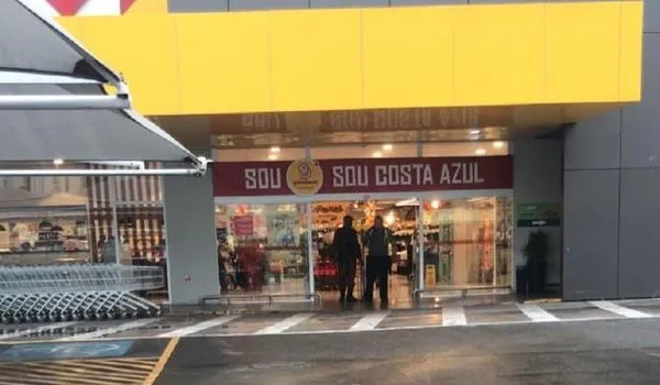 Ladrões tentam assaltar supermercado no Costa Azul; criminosos estavam em uma moto