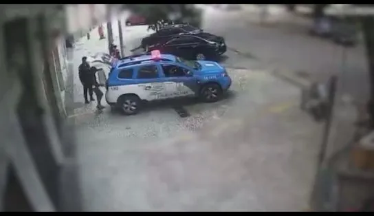 PMs são flagrados colocando engradados de cerveja em viatura; veja