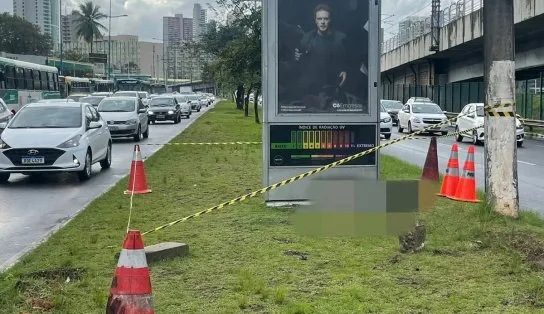 Com sinais de violência, corpo de homem é encontrado na Avenida ACM; pedras estavam ao lado da vítima 