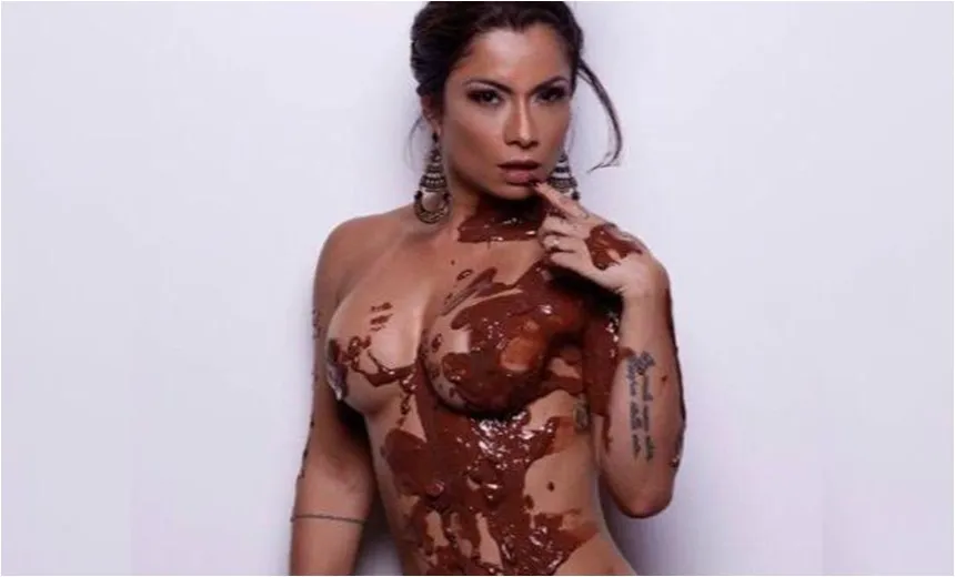 “Já usei no sexo”, dispara Dani Sperle ao posar nua coberta de chocolate; veja