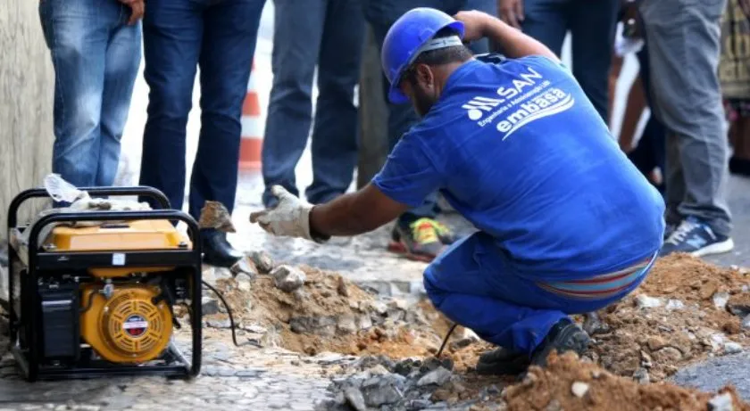 ‘GATO DE ÁGUA’: Embasa desfaz ligação clandestina em edifício, no bairro de Pituaçu