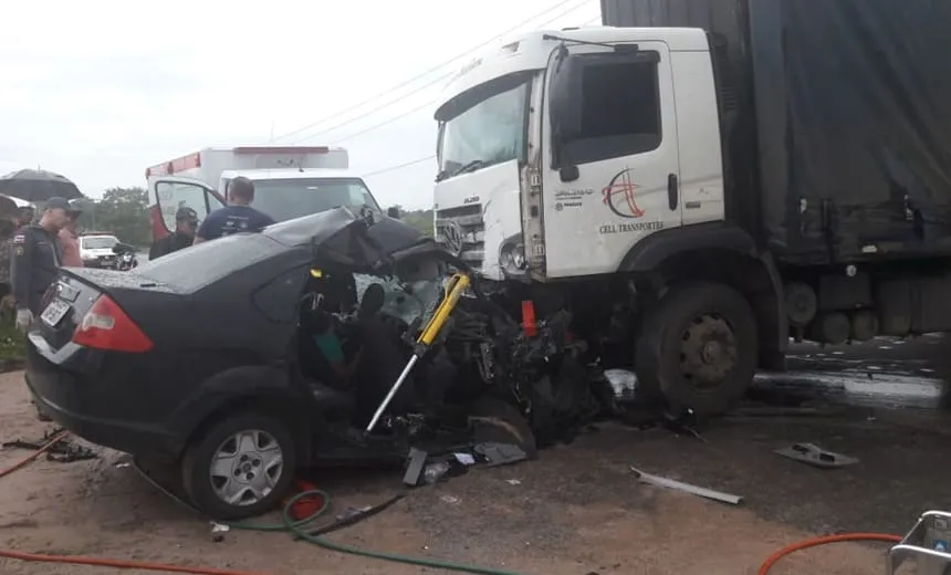 Caminhão e carro de passeio colidem na BA-093; uma pessoa morre e outra fica ferida
