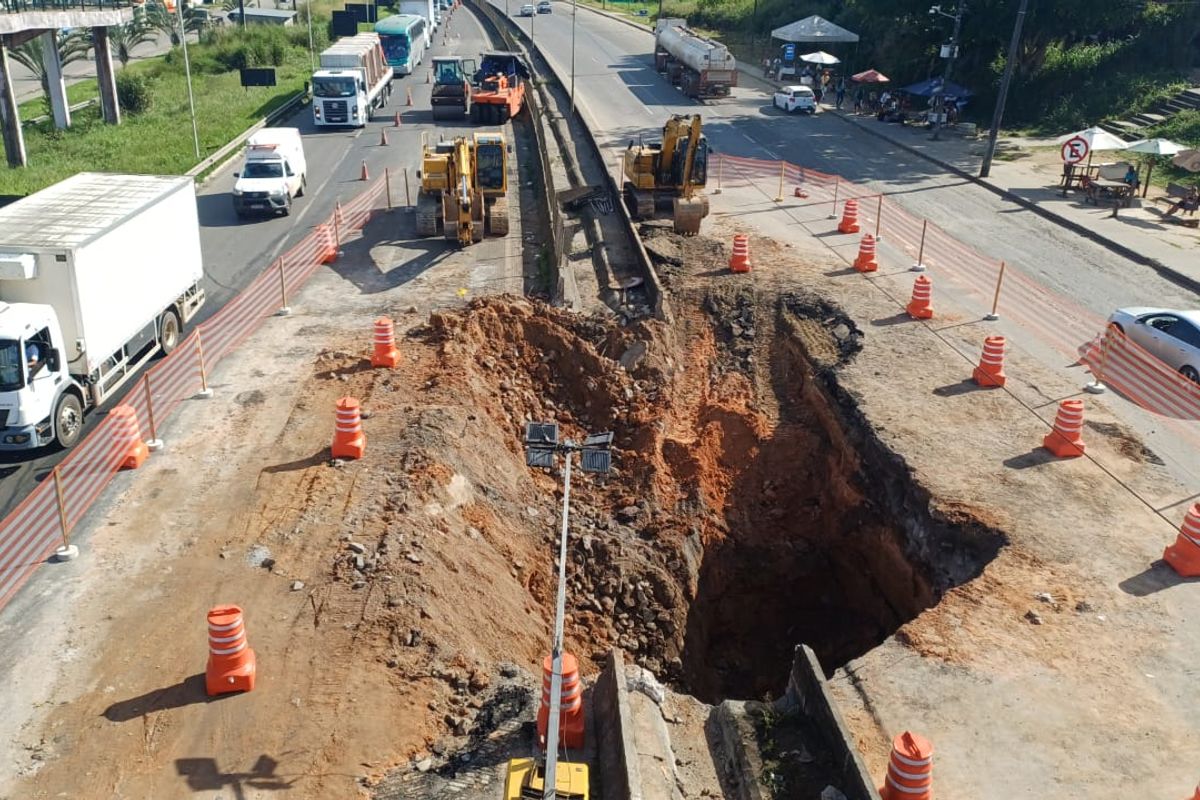 Libera&ccedil;&atilde;o total da BR-324 ap&oacute;s surgimento de cratera ganha novo prazo para defini&ccedil;&atilde;o