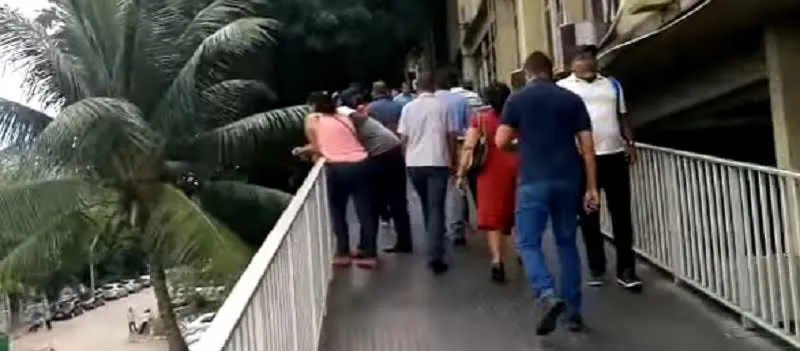 DRAMA: Familiares se revoltam por demora na identificação dos corpos na tragédia de Camaçari