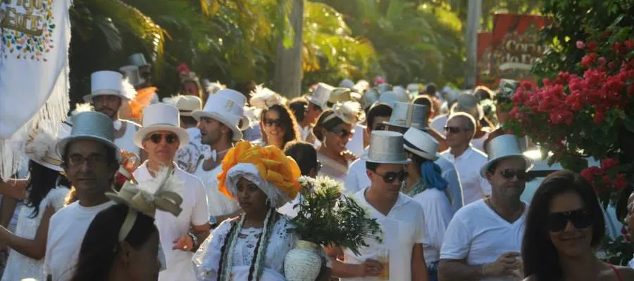 Cortejo do Forte relembra as marchinhas de Carnaval com estilo bem praiano