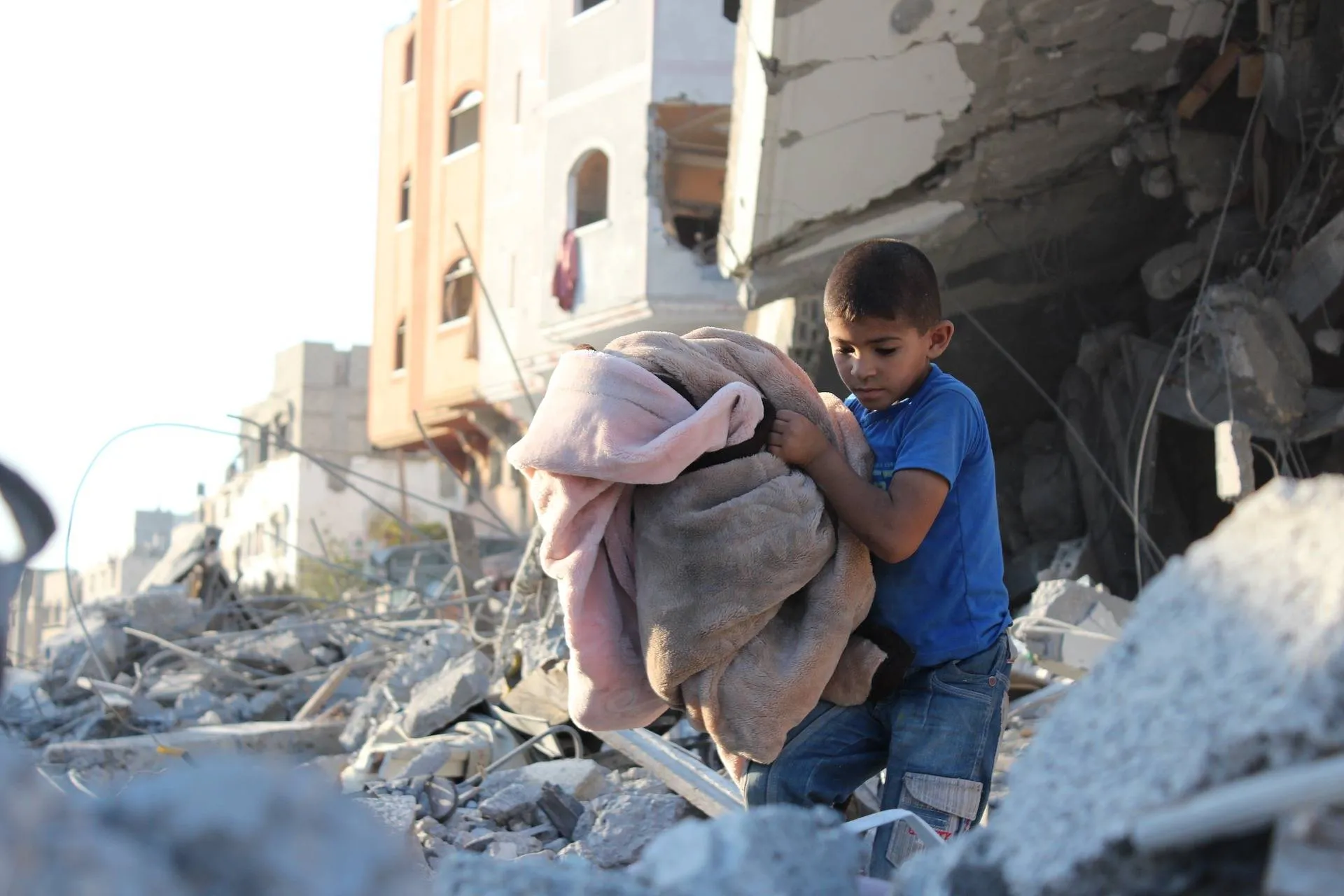 Em meio a bombas e falta d’água, brasileiros recebem recursos em Gaza
