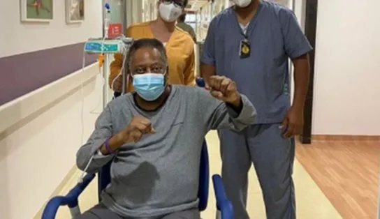 'Cada dia melhor': Pelé comemora recuperação após retirada de tumor; rei segue internado em São Paulo