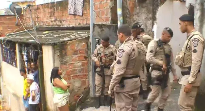 Suspeitos fazem adulto e criança reféns em Tancredo Neves