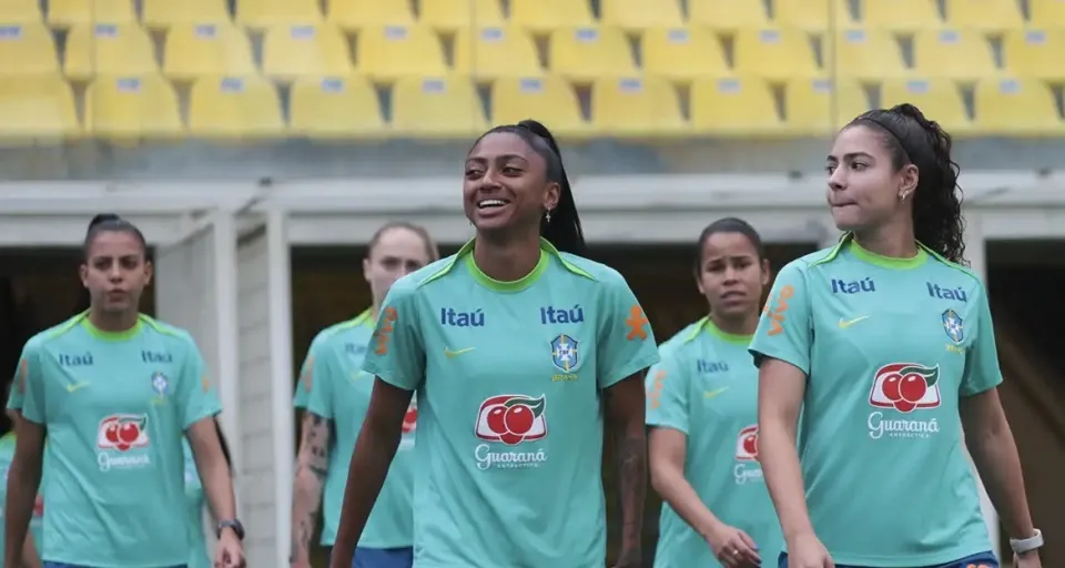 Seleção brasileira de futebol feminino enfrenta Colômbia em preparação para a Copa