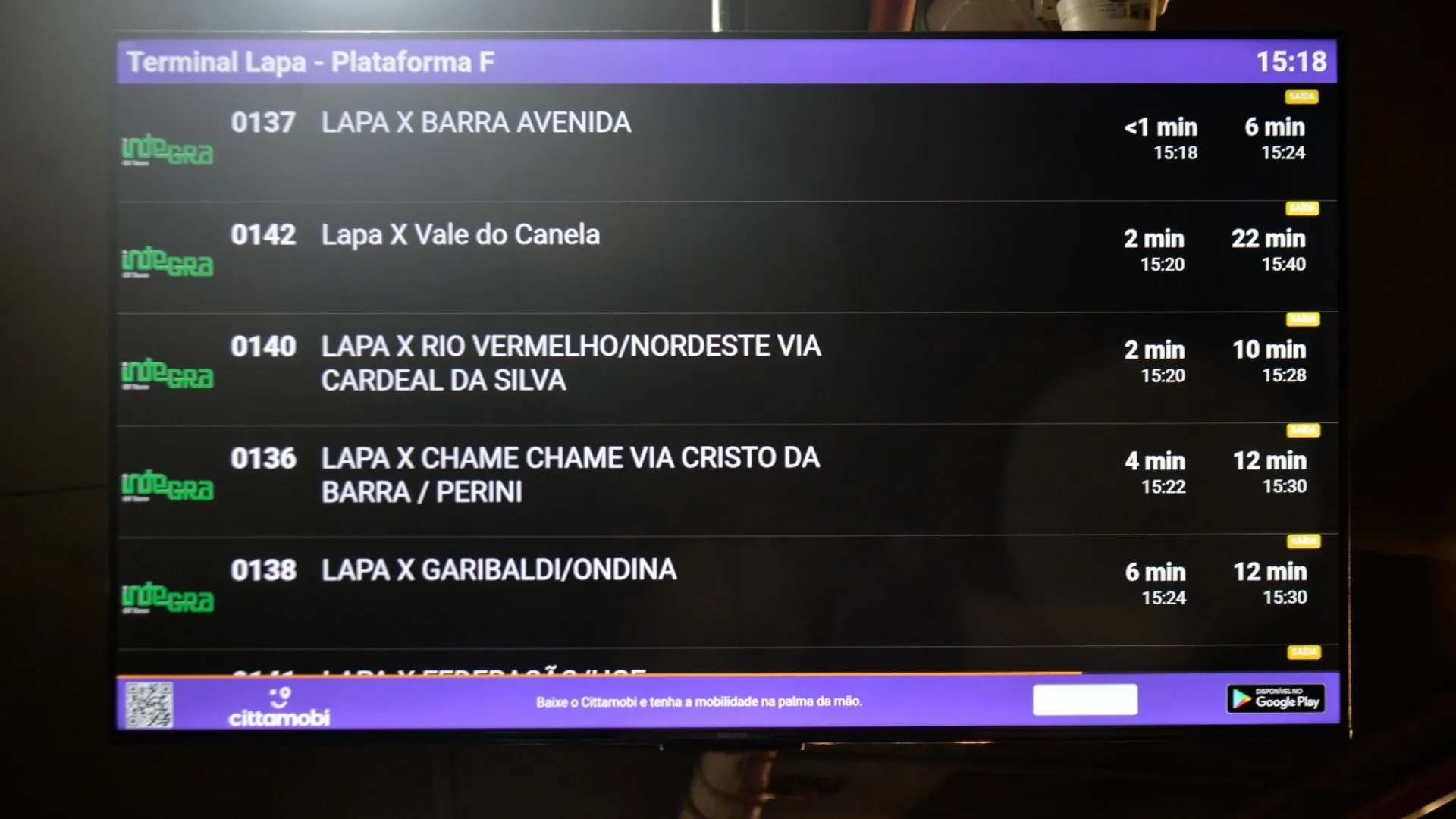 Entenda como funcionam os painéis digitais sobre ônibus na Estação da Lapa