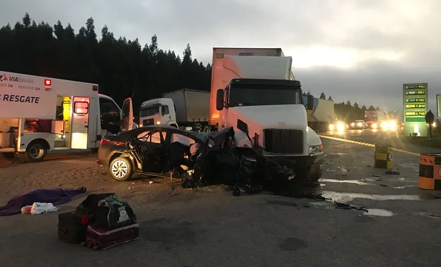 Casal morre e filhos ficam feridos após acidente envolvendo carreta em Conquista
