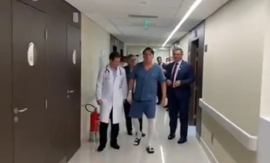 Planalto divulga vídeo de Bolsonaro caminhando em hospital