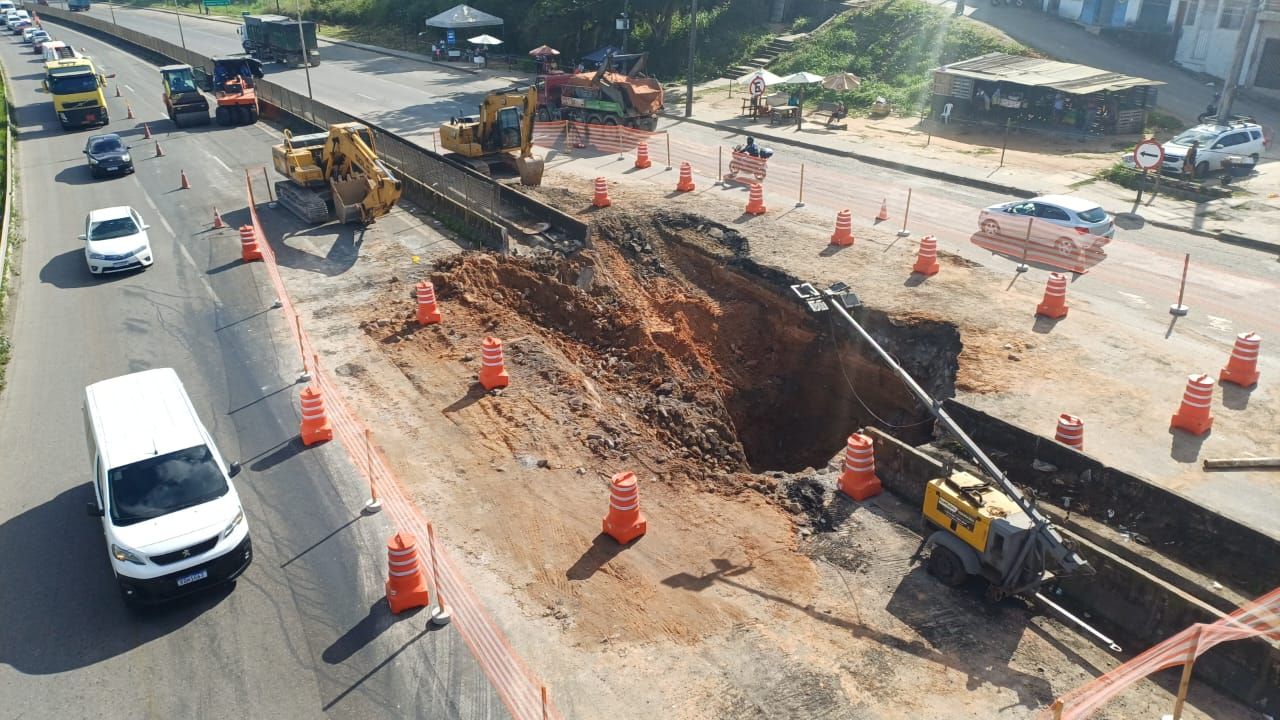 Libera&ccedil;&atilde;o total da BR-324 ap&oacute;s surgimento de cratera ganha novo prazo para defini&ccedil;&atilde;o. Foto: PRF