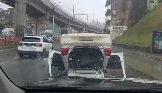Carro capota e deixa trânsito lento na avenida Bonocô