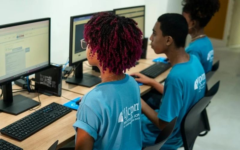 O IJCPM j&aacute; realizou mais de 85 mil atendimentos desde 2009 e &eacute; reconhecido por conectar jovens de comunidades perif&eacute;ricas a oportunidades de forma&ccedil;&atilde;o, empregabilidade e inclus&atilde;o social/Foto: Divulga&ccedil;&atilde;o/IJCPM