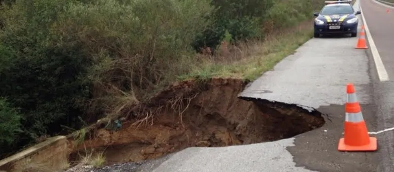 ASFALTO DE PAPEL: Chuva provoca desmoronamento de parte de pista na BR-101