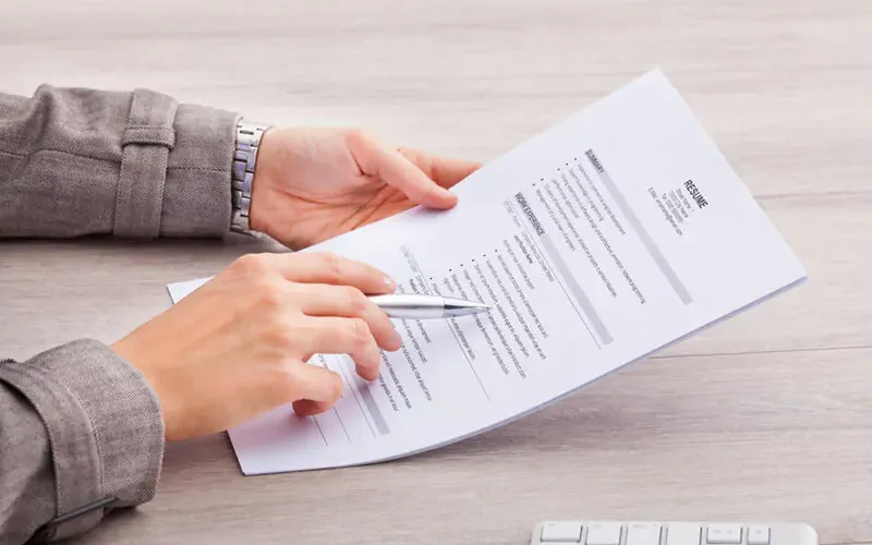 A avaliação curricular é uma etapa que busca analisar as experiências, qualificações e competências do candidato com base nos documentos e informações fornecidos no ato da inscrição/Foto: Representação