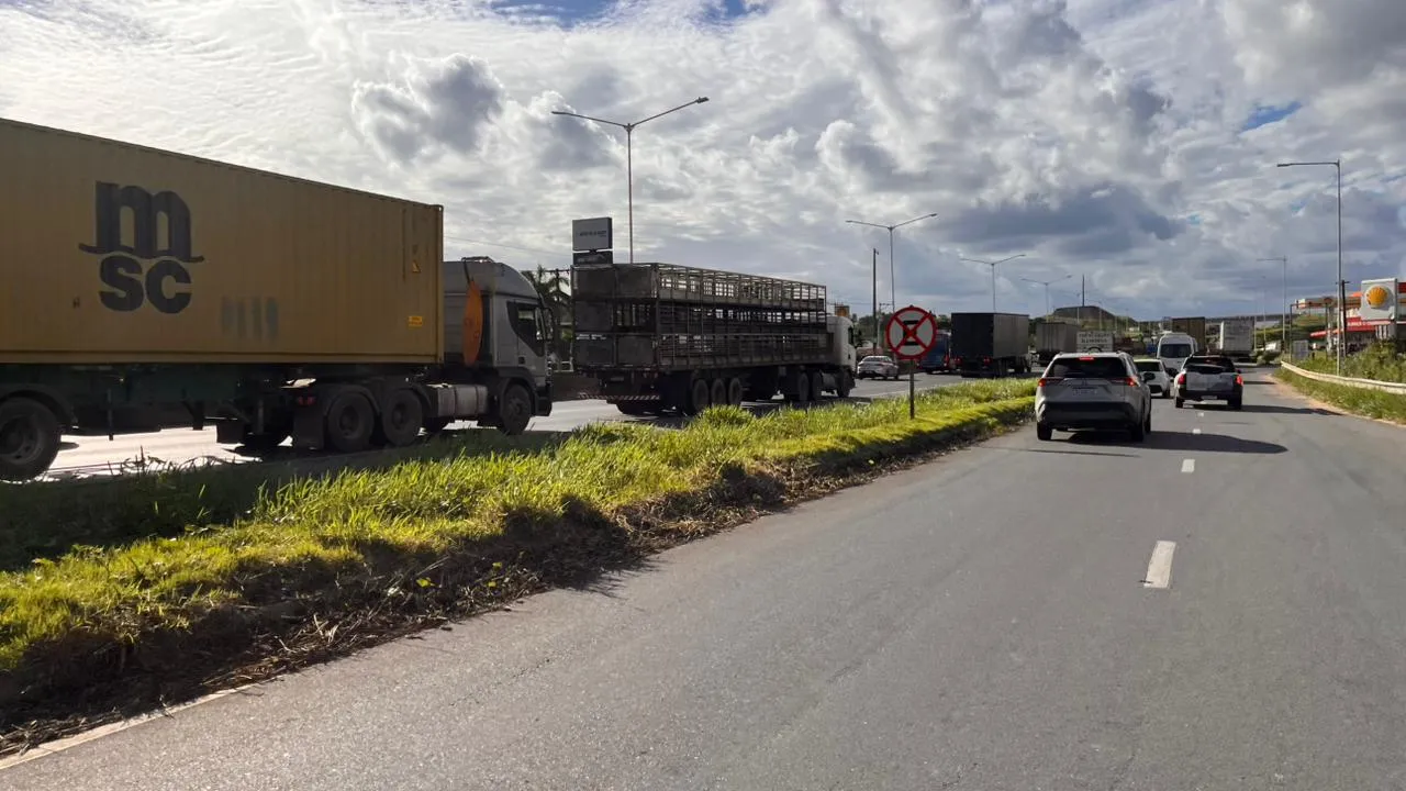 Retirada de caminhão causa engarrafamento na BR-324, sentido Feira de Santana