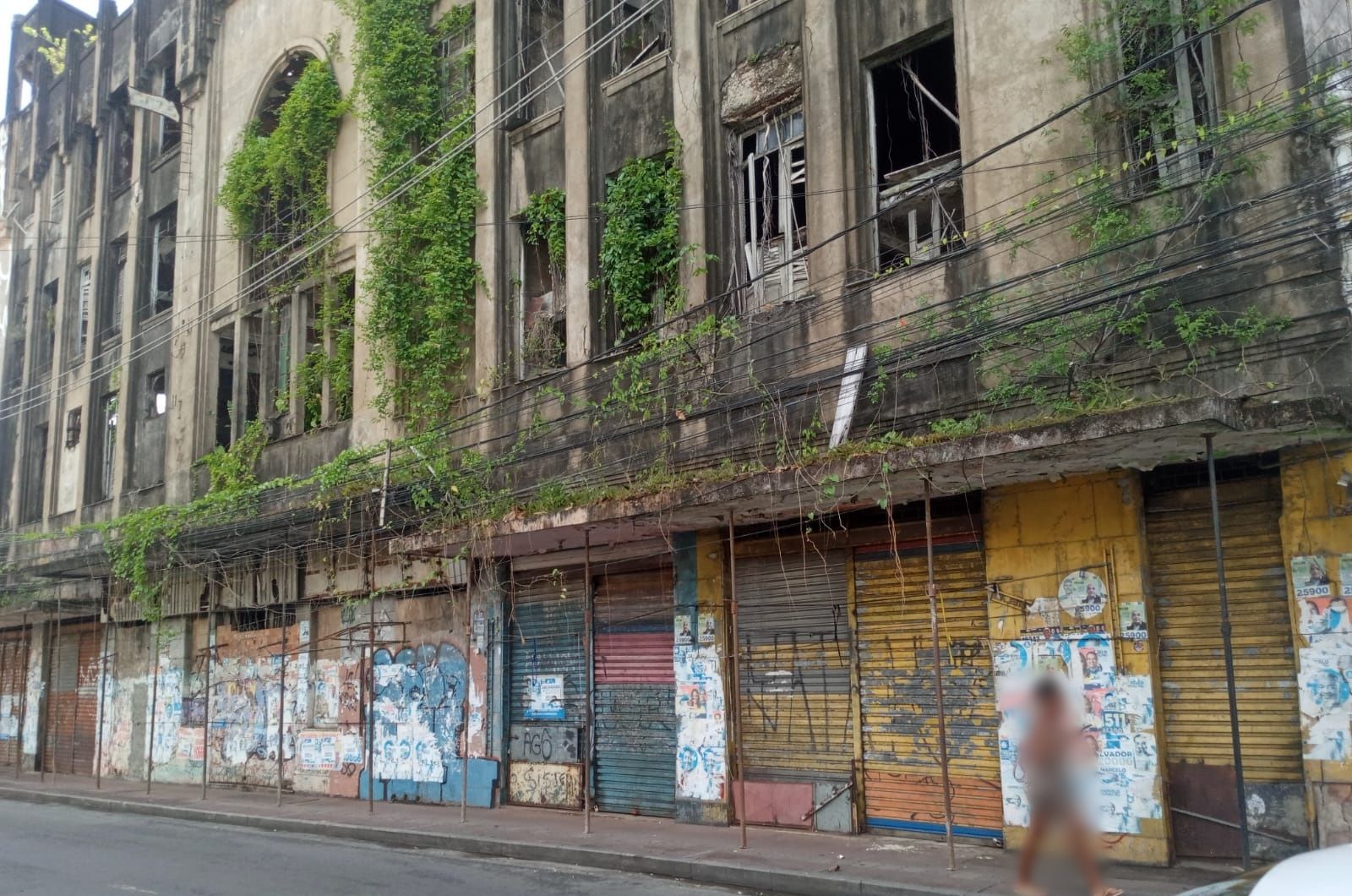Prédio do Cine Jandaia e algumas lojas estão em ruínas. Foto: Dinaldo dos Santos | Aratu On