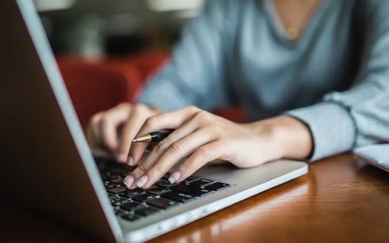 Cursos gratuitos on-line permitem que estudantes e profissionais de qualquer região do Brasil tenham acesso ao conteúdo, desde que possuam conexão com a internet para acompanhar as aulas/Foto: Reprodução