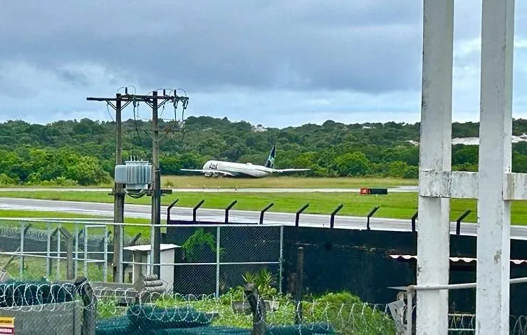 Avião sai da pista e situação assusta passageiros no aeroporto de Salvador