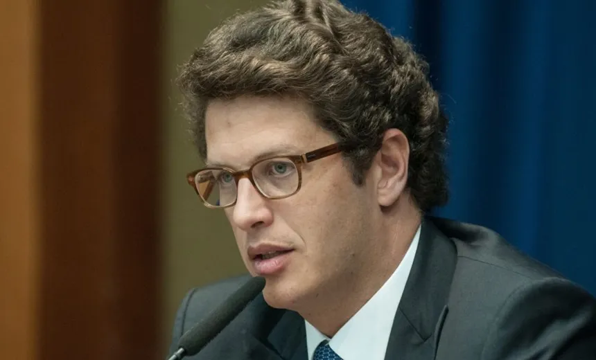 Ministro do Meio Ambiente é internado em UTI de hospital em Brasília