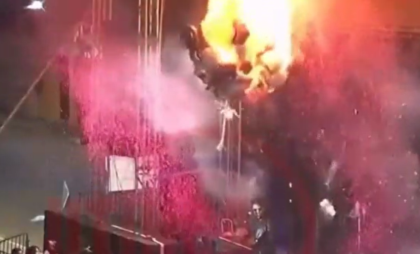 Bal&otilde;es infantis pegaram fogo no meio do show do cantor Thiago Aquino e assustaram o p&uacute;blico durante a festa de S&atilde;o Jo&atilde;o de Utinga, na noite deste domingo (22). | Reprodu&ccedil;&atilde;o: Redes Sociais