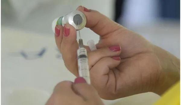 Vacina experimental chinesa é testada em pessoas do grupo de risco da Covid-19