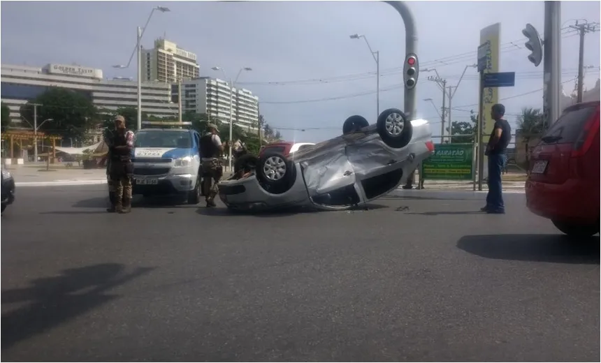 RIO VERMELHO: Após batida, carro capota no Largo da Mariquita