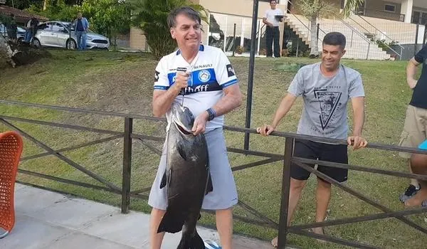 VÍDEO: curtindo férias em Salvador, Bolsonaro vai à pescaria e fisga peixão; "vai dar uns 20 quilos"