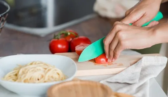 Cozinheiro, padeiro, vendedor e outros profissionais podem encontrar vagas de emprego entre as disponíveis nesta sexta; confira
