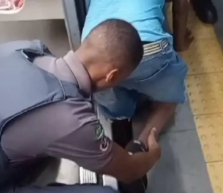 Homem prende perna entre trem e plataforma do metrô e é resgatado por seguranças, em Salvador