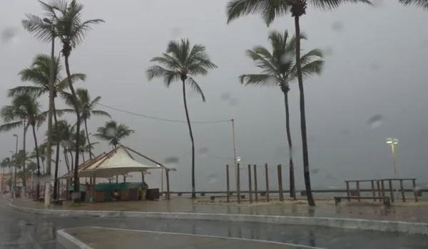 Marinha confirma previsão de mau tempo e alerta para ventania e ondas de até 3,5 metros em Salvador 