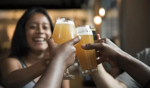 Venda de bebidas alcoólicas está proibida em cidade baiana; prefeitura autorizou reabertura de restaurantes