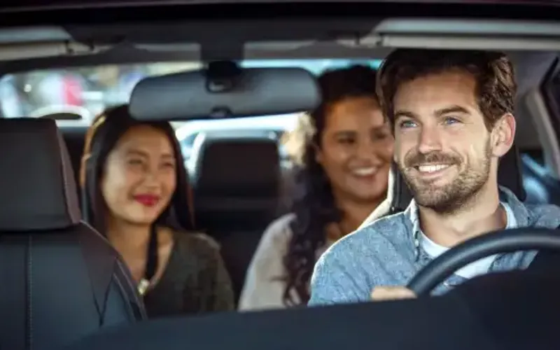 Além das viagens, a Uber expandiu seus serviços, oferecendo entregas de comida (Uber Eats), pacotes (Uber Flash)/Foto: Divulgação/Uber