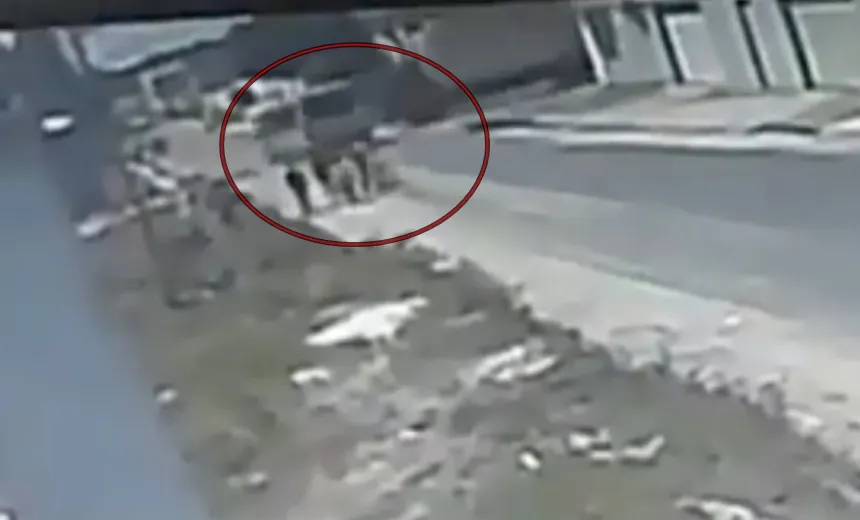 Câmera flagra momento em que van escolar tomba após caminhão atingir lateral em cruzamento